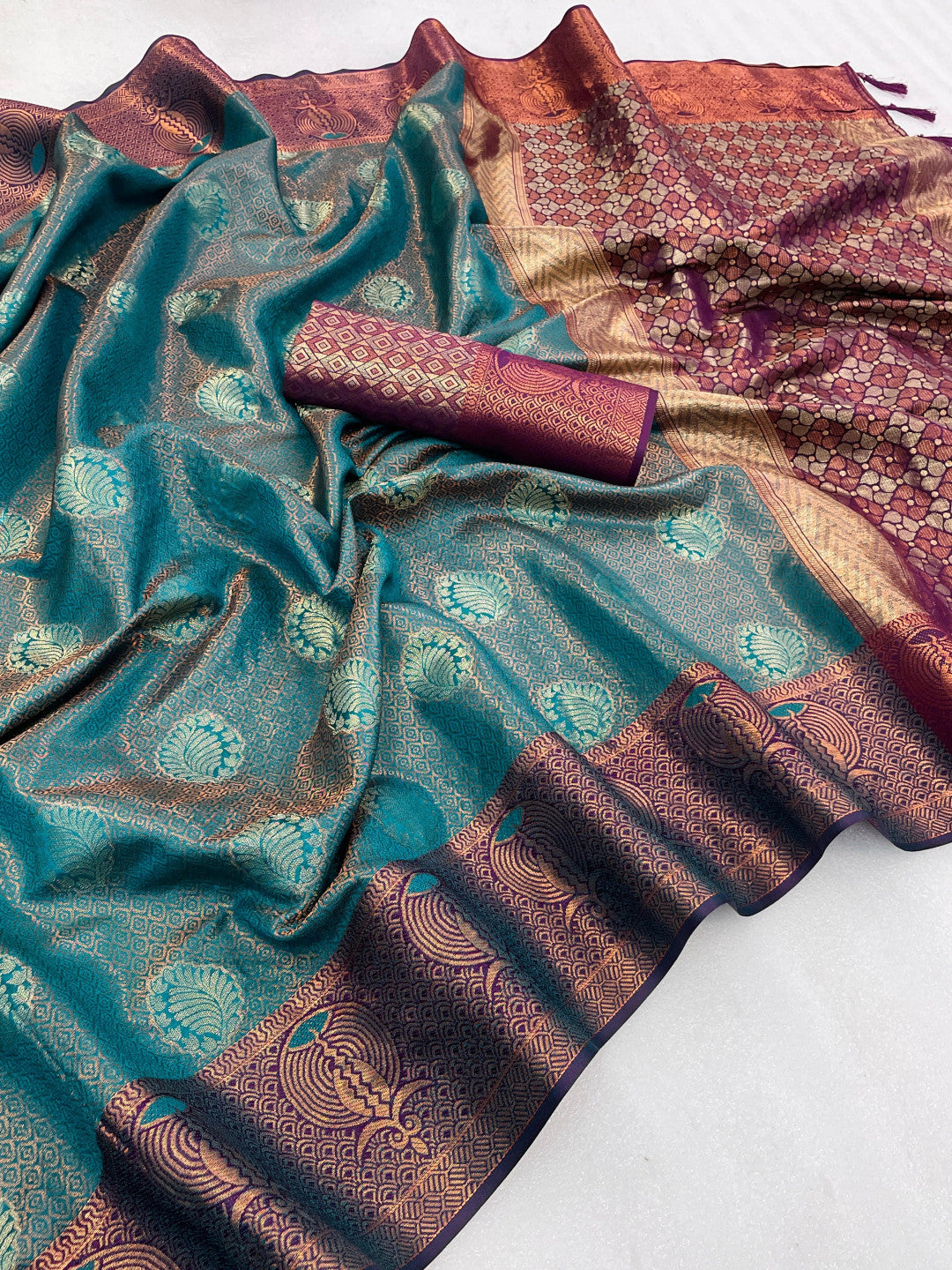 Rama green color kanchipuram silk saree with zari weaving work [SKU:S1021022]